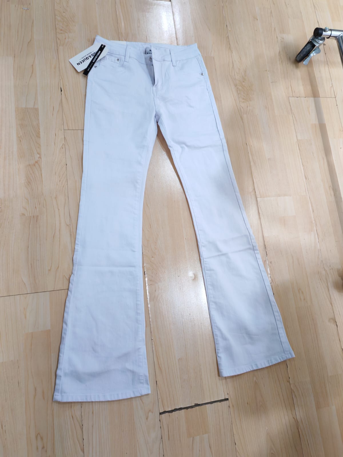 Jeans bianco a zampa